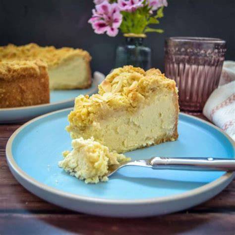 Detail: knusprige Butterstreusel auf golden gebackenem Käsekuchen
