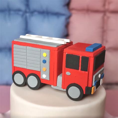 Detailansicht: Fondant-Feuerwehrauto mit Figuren und Cake Board