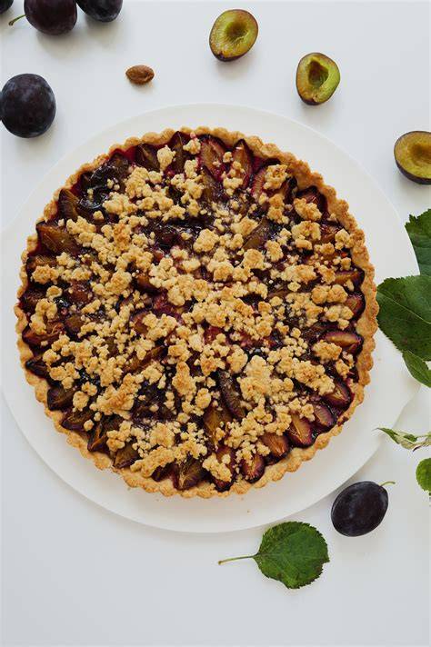 Detailansicht: Mürbeteig, Aprikosenmarmelade und Marzipan in Schichten