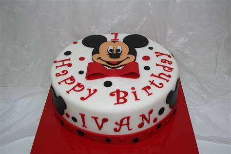 Detailansicht: Mickey Mouse Torte mit ausmodellierten Augen und Schleife