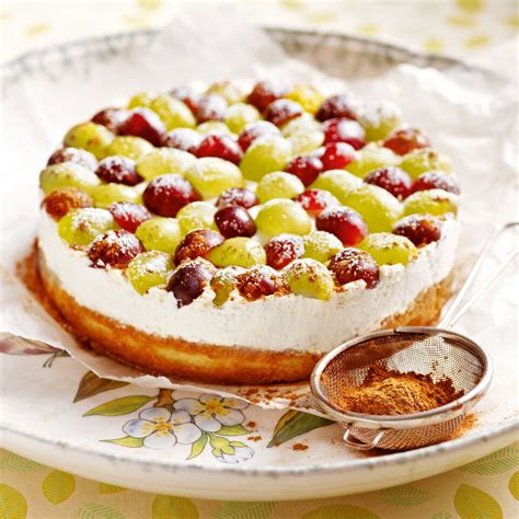 Detailansicht: Querschnitt einer Torte mit Trauben und Geleeschicht