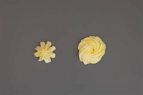 Detailansicht: Rosetten aus Mascarpone-Creme mit Rosentülle