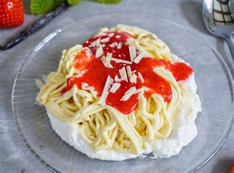Detailansicht: So gelingt der Spaghetti-Eis-Effekt auf der Torte