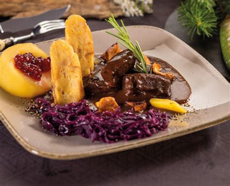Detailansicht von Rehragout mit Schokoladenstückchen in der Sauce