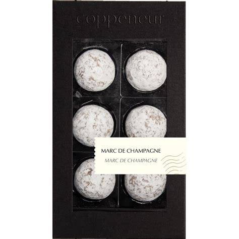Detailansichten einzelner Pralinen: Marc de Champagne, Macchiato, Gianduja