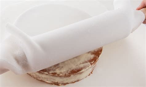 Detailarbeit an einer Auto-Torte mit Rollfondant