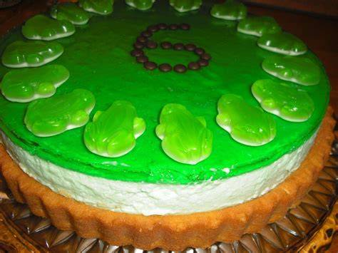 Detailaufnahme: Dekoration von Froschkuchen mit Zuckeraugen und Marmelade