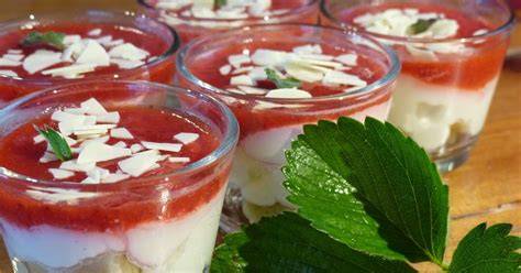 Detailaufnahme: Erdbeer-Chia-Aufstrich in kleinen Gläsern