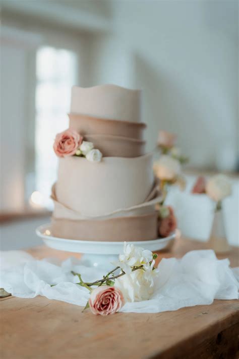 Detailaufnahme: Fondantdekoration einer Hochzeitstorte