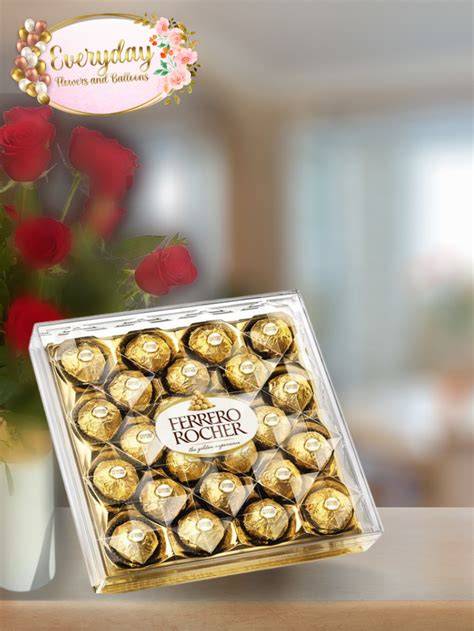 Detailaufnahme: Glasrand in Kuvertüre getaucht, Golddekor, Ferrero Rocher Halbkugel