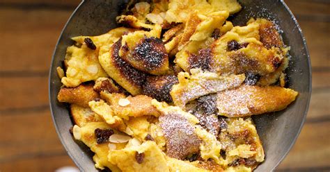 Detailaufnahme: In kleine Stücke zerrissener Kaiserschmarrn mit Schokodrops