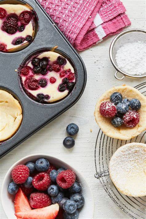 Detailaufnahme: Johannisbeerrispen, gezuckert, als Deko auf Käsekuchen-Muffins