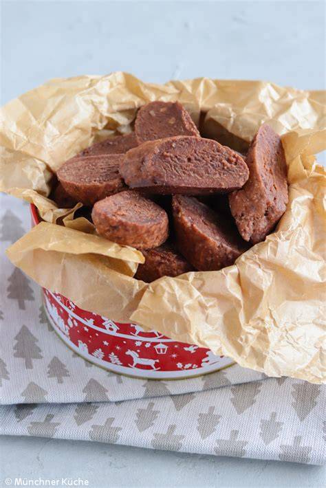 Detailaufnahme: Magenbrot auf dem Weihnachtsmarkt in einer typisch rosaroten Tüte