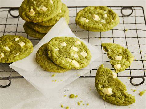 Detailaufnahme: Matcha-Variationen, Hafergetränke und Cookies auf einem Tablett