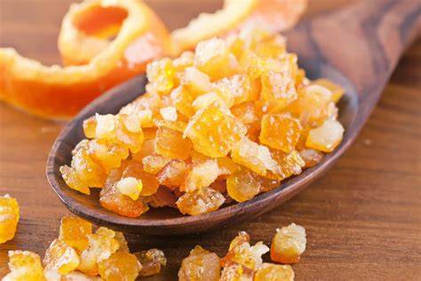 Detailaufnahme: Mazurek mit Mandeln, Belegkirschen und Orangeat