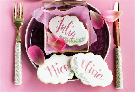 Detailaufnahme: Mit Royal Icing Zuckerschrift auf Fondant auftragen