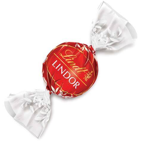 Detailaufnahme: Querschnitt durch Lindt Lindor Kugel, Schoko-Mantel und flüssige Füllung sichtbar