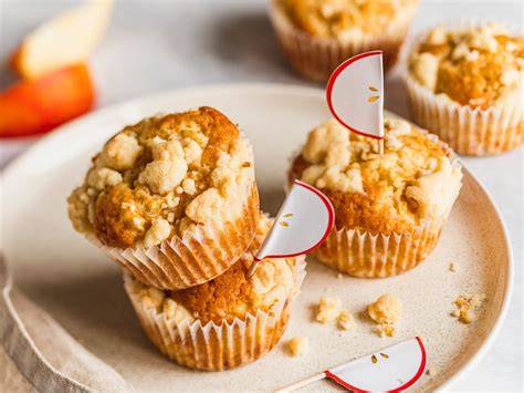 Detailaufnahme: Querschnitt eines Apfelmuffins mit sahniger Pudding-Schicht im Inneren