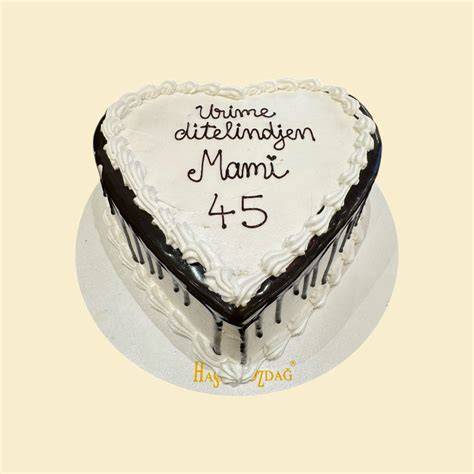 Detailaufnahme: Schoko-Drip mit Oreo-Halben und Sahnerosetten