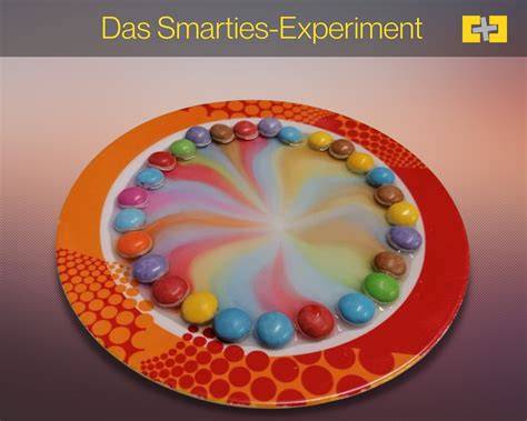 Detailaufnahme: Smarties werden auf die Glasur gesetzt