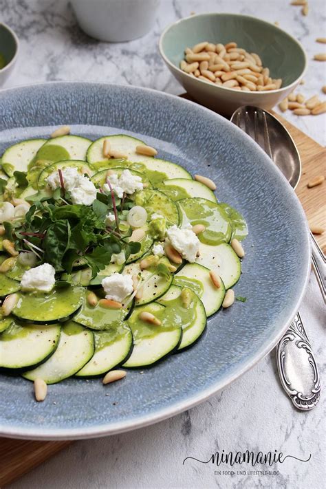 Detailaufnahme: Walnuss-Dressing, Zitronenzesten und Kräuter auf Carpaccio