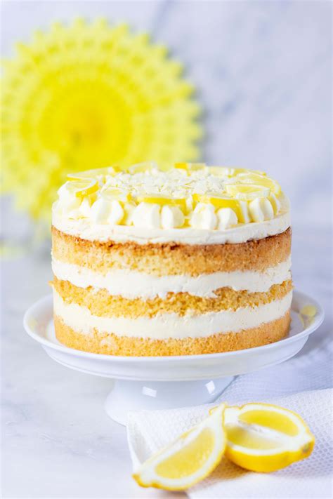 Detailaufnahme: Zitronenscheiben, Dekorblüten und Lemon Curd auf der Torte