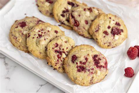 Detailaufnahme: aufgebrochener Cookie mit schmelzender Schokolade und Himbeer-Interior