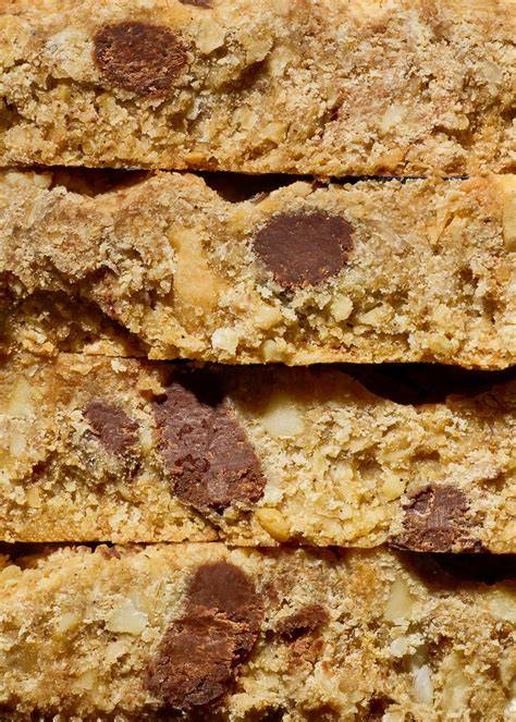 Detailaufnahme: gebrochener Cookie mit Haferflocken und Nussstücken