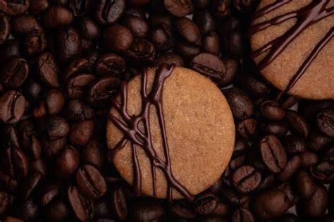 Detailaufnahme: gefüllte Kaffee-Latte-Kekse mit Kakaostaub und Mokkabohnen