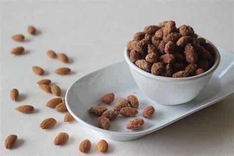Detailaufnahme: goldbraune Mandeln und Puddinggitter