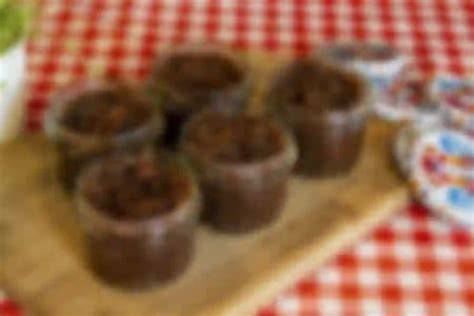 Detailaufnahme: goldbraunes Teiggitter, rote Konfitüre, Mandelblättchen