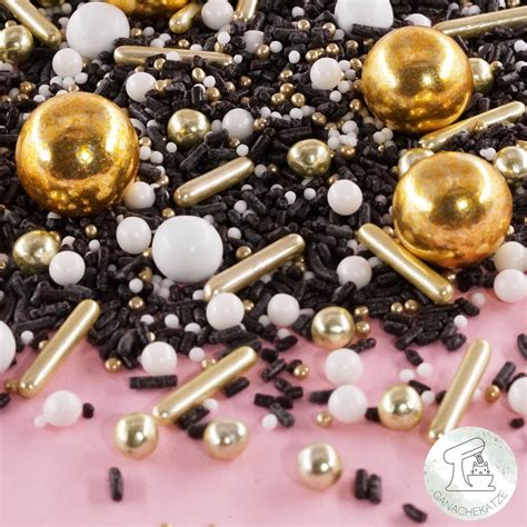 Detailaufnahme: goldene Streusel, rosa Rhabarberstücke und cremige Puddingschicht im Anschnitt