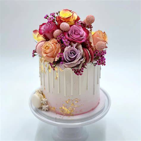 Detailaufnahme Drip Cake mit Blumen