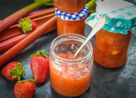 Detailaufnahme Glas Marmelade mit Rhabarber und Erdbeeren in Portionen