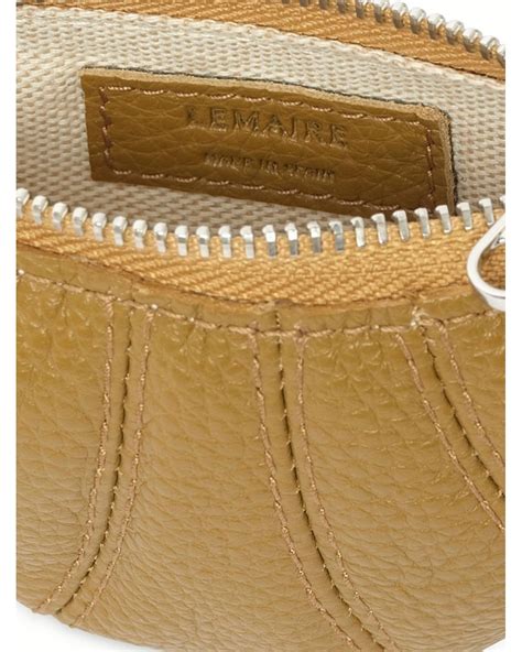 Detailaufnahme Lammnappaleder mit Stepp-Einsätzen am Mini Croissant Keyring