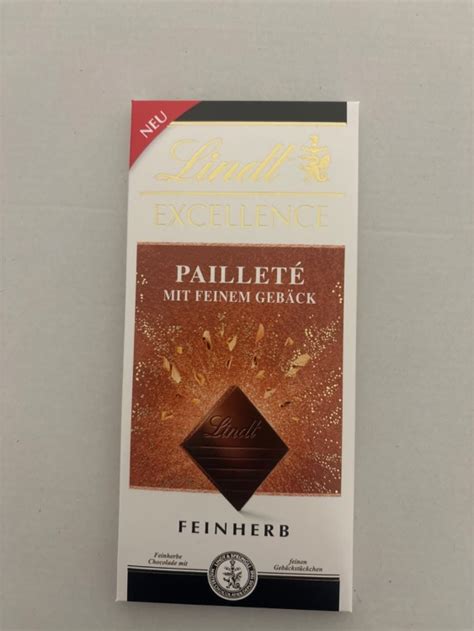 Detailaufnahme Lindt Excellence Tafel mit Erdbeerstückchen und Kakaobohnen