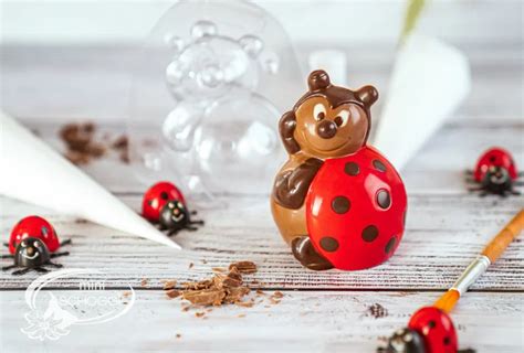 Detailaufnahme Marienkäfer aus Schokolade mit Deko