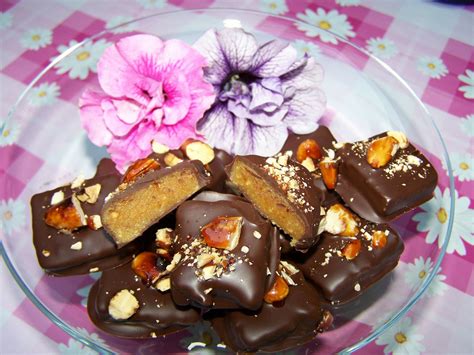 Detailaufnahme Marzipan mit gebrannten Mandelstückchen
