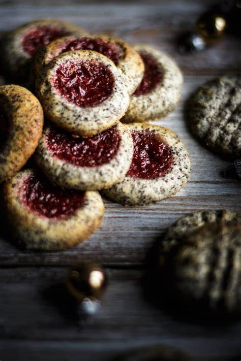 Detailaufnahme Mohn Marzipan Plätzchen auf Backblech mit Zutaten