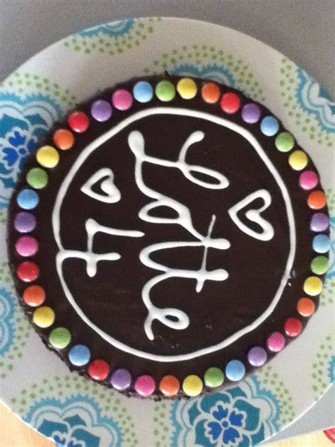 Detailaufnahme bunter Dekoration: Smarties, Zuckerschrift und Marzipankordel
