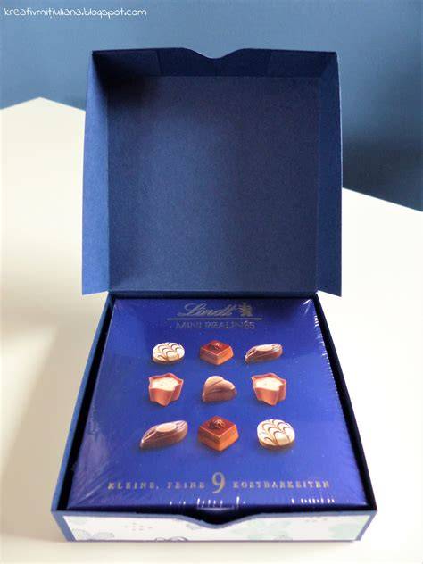 Detailaufnahme der Mini-Pralinés in der Geschenkbox mit Sortenbeschriftung