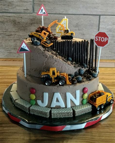 Detailaufnahme der Straße aus Fondant und Zuckerstreifen auf Baggerkuchen