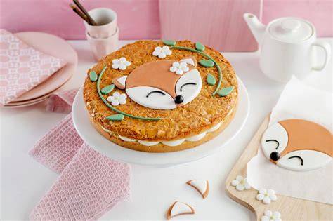 Detailaufnahme der dekorierten Fuchstorte mit Buttercreme