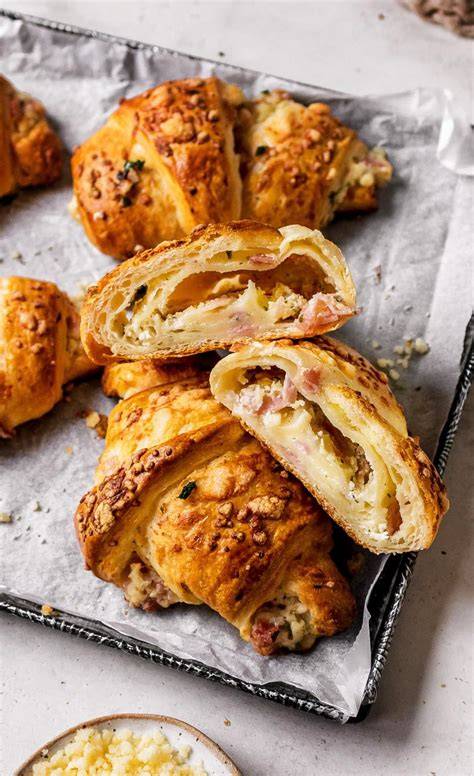 Detailaufnahme eines Käse-Schinken-Croissants mit Zutaten