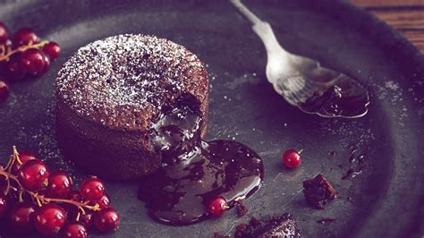 Detailaufnahme eines kunstvollen Patisserie-Desserts aus dem Film
