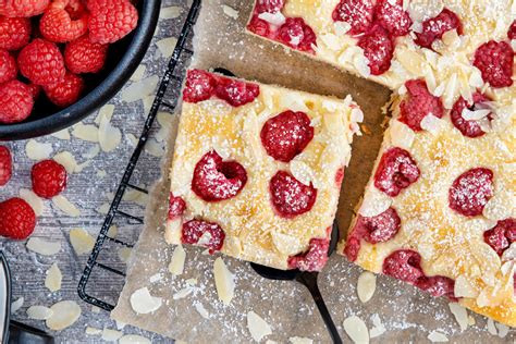 Detailaufnahme gerösteter Mandelstifte und Himbeeren als Topping