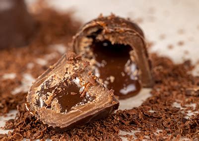 Detailaufnahme veredelter Pralinenoberfläche