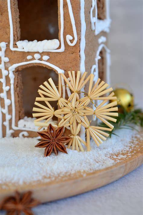 Detailaufnahme verziertes Lebkuchenhaus mit Kokosflocken als Schnee