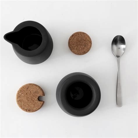 Detailaufnahme von Milchkännchen und Zuckerdose im modernen Set