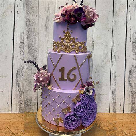 Detailaufnahme von Sweet 16 Cake Toppern und Dekorationen
